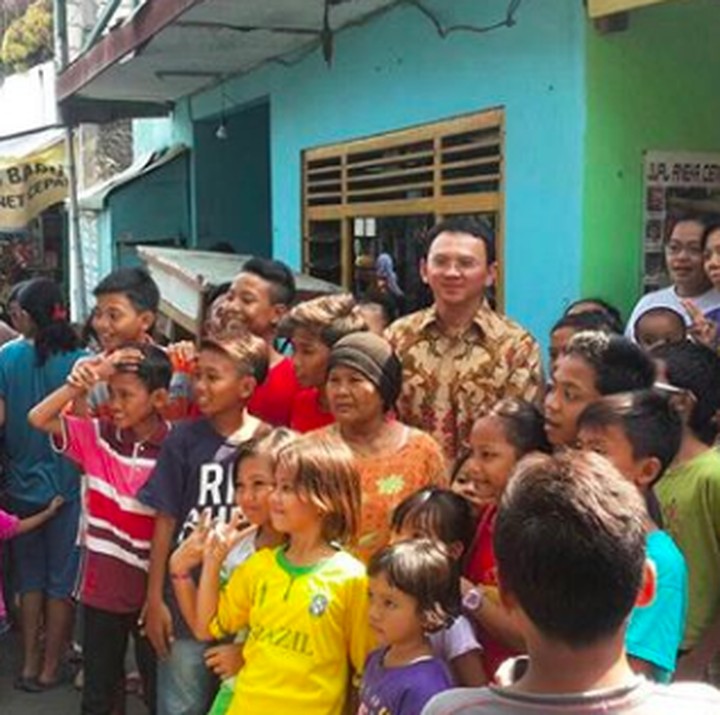 <p>Hayo tebak, Bun. Apa ya yang sedang diobrolin sama Ahok dan si anak ya? (Foto: Instagram/ @basukibtp)</p>