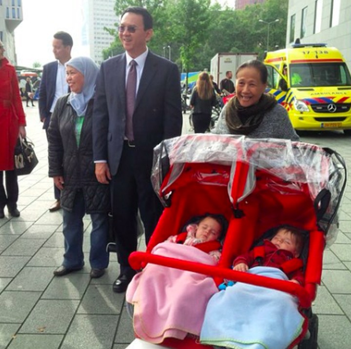 <p>Ssst! Sepertinya ada yang gemas nih melihat dua anak ini di <em>strolle</em>r, he-he-he. (Foto: Instagram/ @basukibtp)</p>