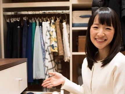 Gemas! Melihat Anak Marie Kondo Jago Melipat Baju di Usia 2 Tahun