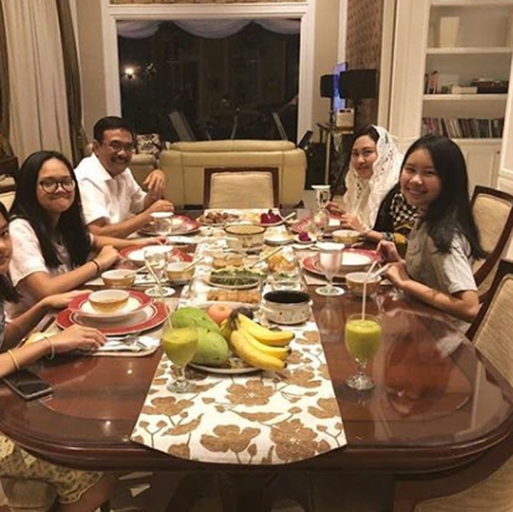<p>Makan malam keluarga yang menyenangkan. Semoga bahagia dan sehat selalu ya, keluarga Pak <a href="https://news.detik.com/berita/4397496/djarot-ungkap-kegiatan-ahok-usai-bebas-jadi-ceo-sampai-bikin-konser" target="_blank">Djarot</a>. (Foto: Instagram @happydjarot)<br /><br /><br /> <br /><br /><br />5. Selain ke luar negeri, Djarot dan keluarga juga hobi mengunjungi wisata di dalam negeri. Di foto ini mereka sedang mengunjungi sebuah bukit wisata di Kabupaten Langkat, Sumatera Utara. (Foto: Instagram @happydjarot)<br /><br />6. Kesibukan sebagai politisi menyita sebagian besar waktunya , membuat Djarot tak bisa terlalu sering menemui putrinya. Begitu ketemu, langsung deh semuanya larut dalam rindu. <br /><br />7. Makan malam keluarga yang menyenangkan. Semoga bahagia dan sehat selalu ya, keluarga Pak <a href="https://news.detik.com/berita/4397496/djarot-ungkap-kegiatan-ahok-usai-bebas-jadi-ceo-sampai-bikin-konser" target="_blank">Djarot</a>.</p>