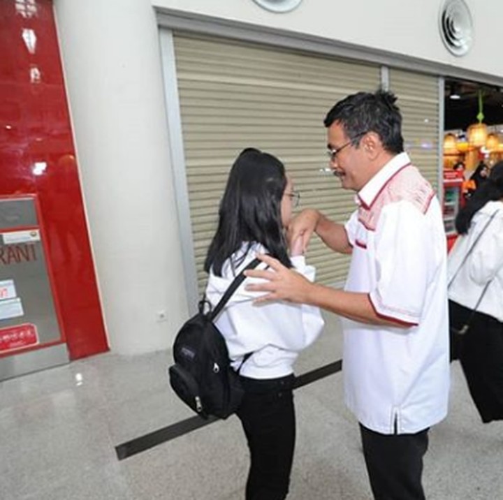 <p>Kesibukan sebagai politisi menyita sebagian besar waktunya , membuat Djarot tak bisa terlalu sering menemui putrinya. Begitu ketemu, langsung deh semuanya larut dalam rindu. (Foto: Instagram @happydjarot)</p>