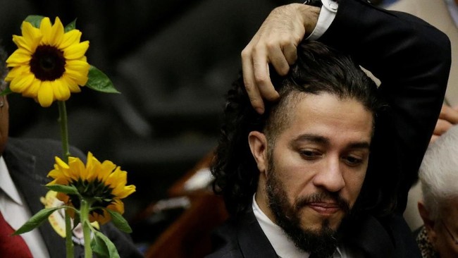 Jean Wyllys, anggota kongres gay pertama di Brasil, mengundurkan diri karena mendapatkan ancaman pembunuhan dan memutuskan untuk tinggal di luar negeri.
