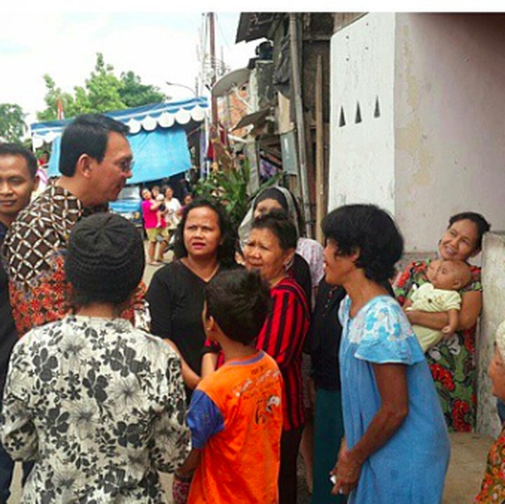 <p>Selain foto bareng, bisa ngobrol dengan Ahok sudah jadi hal yang membahagiakan buat anak-anak ini. (Foto: Instagram/ @basukibtp)</p>