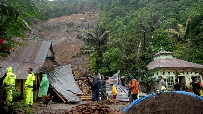 Sebanyak 59 orang meninggal dan 25 orang hilang akibat banjir di Sulawesi Selatan. BNPB telah menyalurkan bantuan dana siap pakai sebesar Rp11,15 miliar.