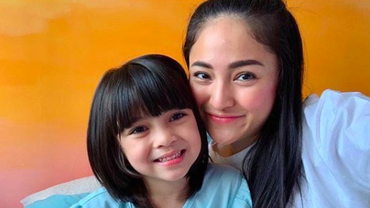 Marshanda dan Ben Kasyafani punya cara untuk membicarakan perceraiannya ke putri mereka, Sienna.