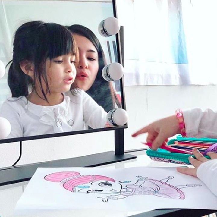 <p>Ekspresi ibu dan anak saat foto <em>candid</em> aja mirip banget. (Foto: Instagram/ @marshanda99)  </p>