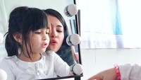 <p>Ekspresi ibu dan anak saat foto <em>candid</em> aja mirip banget. (Foto: Instagram/ @marshanda99)  </p>