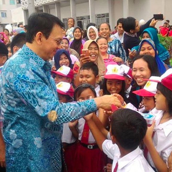 <p>Senyum semuanya bareng Pak Ahok! (Foto: Instagram/ @basukibtp)</p>