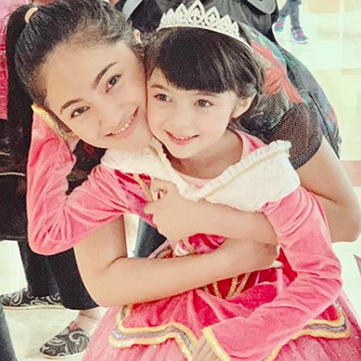 <p>Ibu dan anak sama-sama cantik seperti tuan putri. Klop banget deh! (Foto: Instagram/ @marshanda99)  </p>