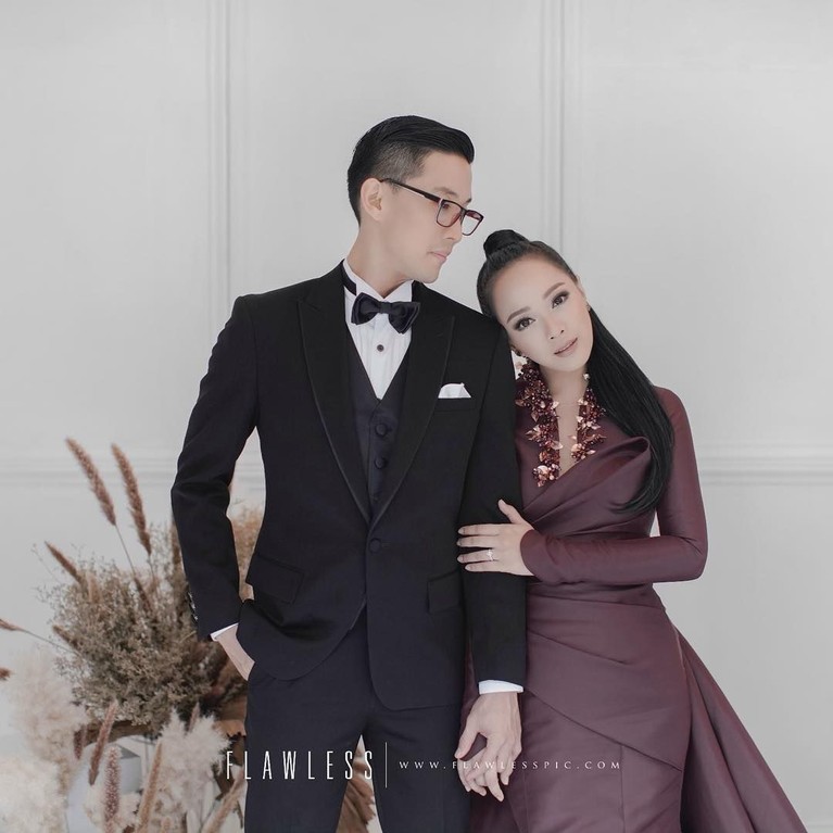 Segera Menikah, Ini 6 Potret Yuanita Christiani & Kekasih Presenter cantiik, Yuanita Christiani segera melepas masa lajangnya tahun ini. Ia akan menikah dengan sang kekasih yang telah melamarnya pada Juli 2018 lalu.