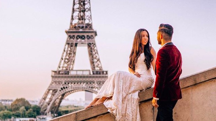 Cerita Pasangan Bulan Madu Keliling 33 Negara Pakai Gaun Pengantin Pasangan ini memutuskan untuk berhenti kerja dan memilih untuk keliling dunia. Ceritanya inspiratif.