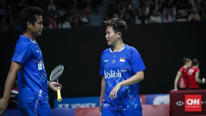 Ganda campuran Indonesia Liliyana Natsir (kanan) dan Tontowi Ahmad berusaha mengembalikan kok ke ganda campuran Indonesia Hafiz Faizal dan Gloria Emanuelle Widjaja saat pertandingan babak kedua Daihatsu Indonesia Masters 2019 di Istora Senayan, Jakarta, Kamis (24/1/2019). Owi/Butet berhasil masuk ke perempat final setelah menang dengan skor 21-16 dan 21-12. CNNIndonesia/Safir Makki