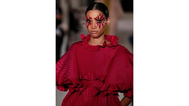 FOTO: Imaji Warna Tak Biasa Valentino Couture