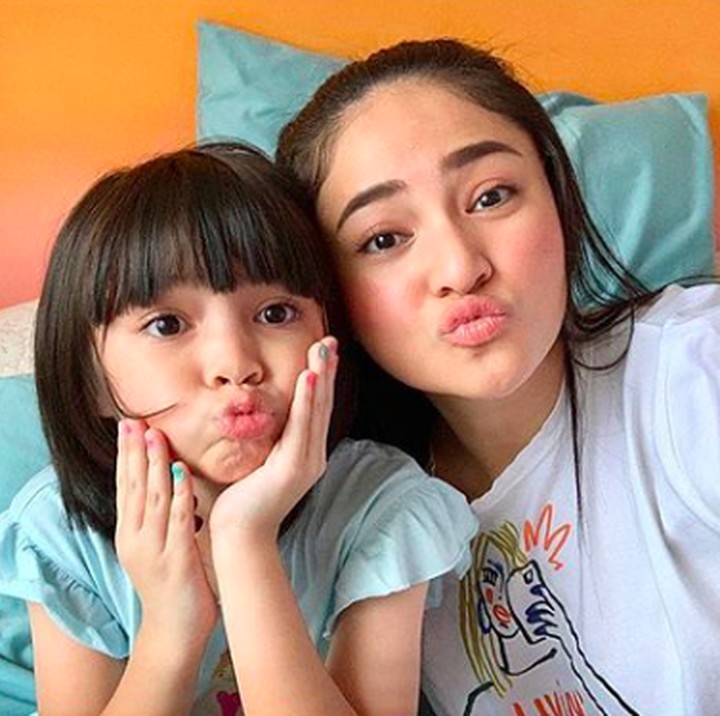 <p>Banyak yang bilang, Sienna mirip banget dengan sang Bunda nih. Wajah keduanya bak pinang dibelah dua. Setuju enggak, Bunda? (Foto: Instagram @marshanda99)</p>
