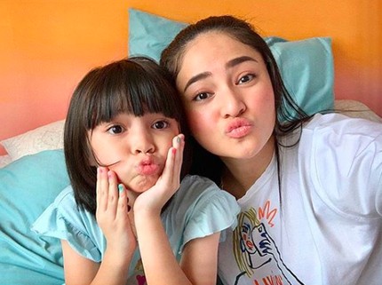 7 Foto Bukti Miripnya Ibu-Anak, Marshanda dan Sienna