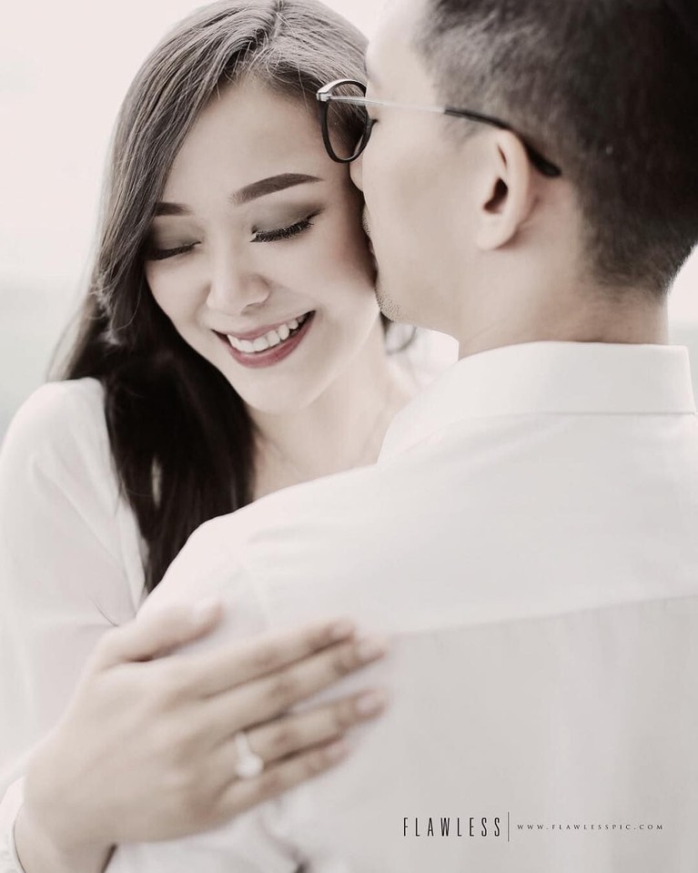 Presenter cantiik, Yuanita Christiani segera melepas masa lajangnya tahun ini. Ia akan menikah dengan sang kekasih yang telah melamarnya pada Juli 2018 lalu.
