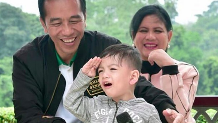 Jokowi mulai membiasakan si kecil Jan Ethes beribadah sejak kecil. Dimulai dari salat Mahgrib berjamaah, Bun.