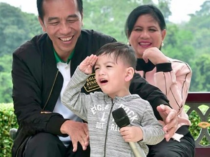 Manfaat Ajak Anak Ibadah Seperti Dilakukan Jokowi pada Jan Ethes
