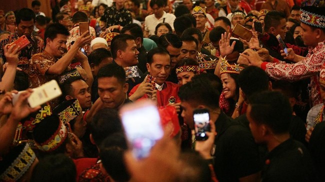 Aliansi Masyarakat Adat mengakui mendukung Jokowi pada 2014 lalu. Namun sampai saat ini Undang-Undang Masyarakat Adat yang diharapkan tak kunjung jadi.
