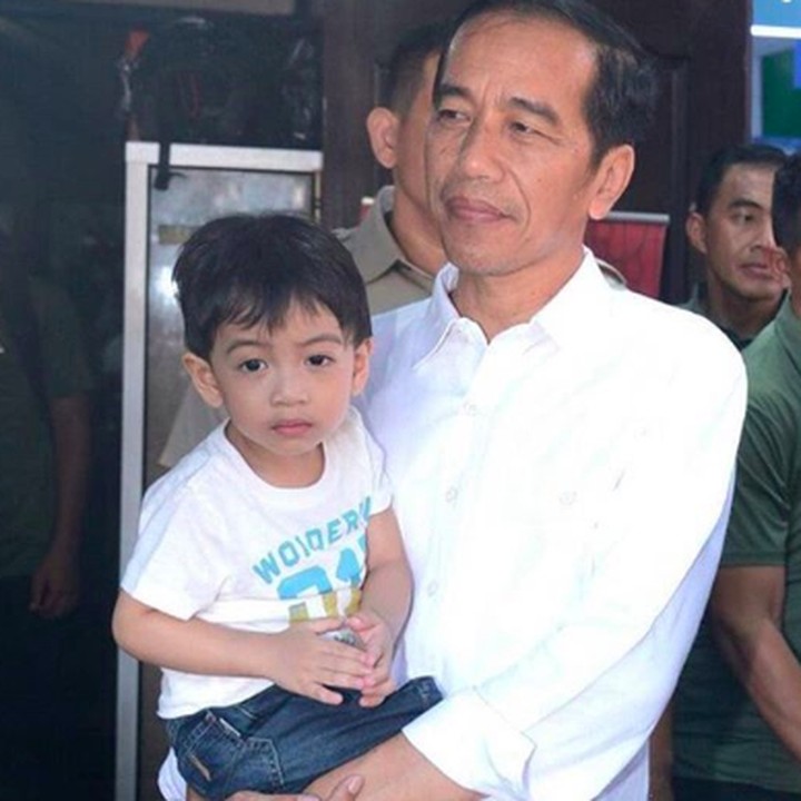 <p>Ekspresi <a href="https://www.haibunda.com/aktivitas/d-4267501/lucunya-jan-ethes-temani-jokowi-peringati-hari-santri-nasional" target="_blank">Jan Ethes</a> dan sang kakek. Sadar kamera nih si kecil yang tampan. (Foto: Instagram/ @janethes_story)</p>