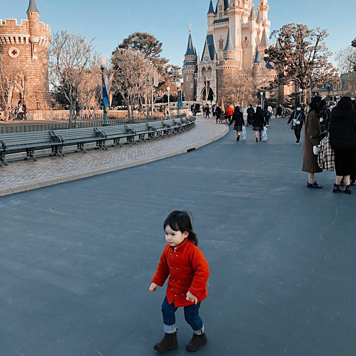 <p>Jalan-jalan ke Tokyo Disneyland nih. Alita dan Mommy Alice sempat naik wahana gajah terbang juga. Seru banget! (Foto: Instagram @alicenorin)</p>