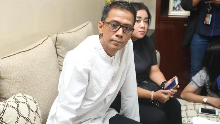 Dukungan akan diberi ayah saat anaknya tersangkut masalah. Seperti yang dilakukan Doddy Sudrajat untuk anaknya, Vanessa Angel.
