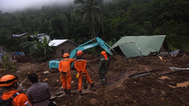 Longsor menewaskan dua orang terjadi di area proyek double track rel kereta api Sukabumi-Bogor, tepatnya di kampung Cigombong.