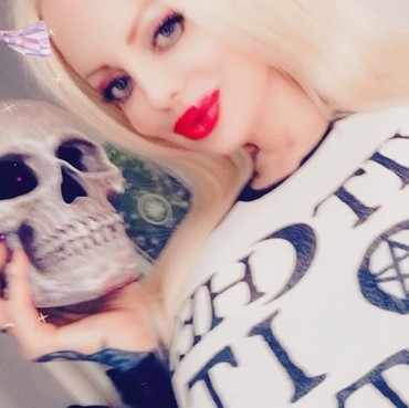 Model Penyembah Setan Alami Kelumpuhan Wajah usai 53 Kali Operasi Plastik