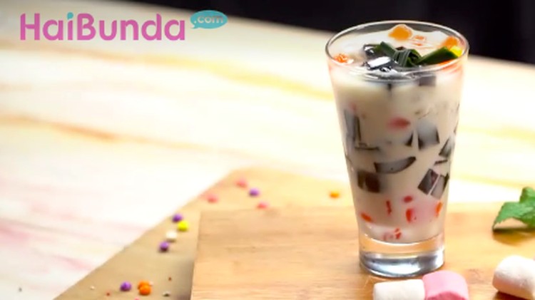 Siang jelang sore nggak ada salahnya kita bikin cincau gula merah susu nih, Bun. Segar!