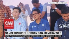 Cawapres Sandiaga Kunjungi Korban Banjir Makassar