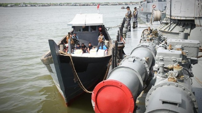 KRI Patimura menggalkan penyelundupan 7.000 ekor Belangkas di perairan Aceh Timur. Diduga Belangkas akan diselundupkan ke Thailand.