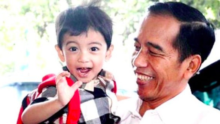 Keseruan Mbah Jokowi momong Jan Ethes, jalan-jalan ke mall hingga naik boom-boom car ternyata menarik perhatian lawan politiknya. Hemmm...kenapa ya?