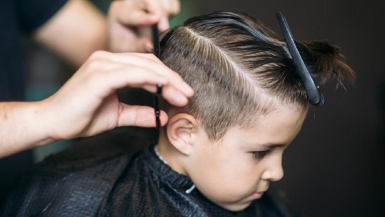 Kadang, beberapa anak ada yang menganggap aktivitas potong rambut merupakan sesuatu yang menakutkan.