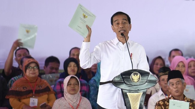 Jokowi-Ma'ruf mulai mengubah strateginya dari bertahan ke menyerang kubu Prabowo-Sandi lantaran jarak elektabilitas kedua pasangan calon itu semakin tipis.