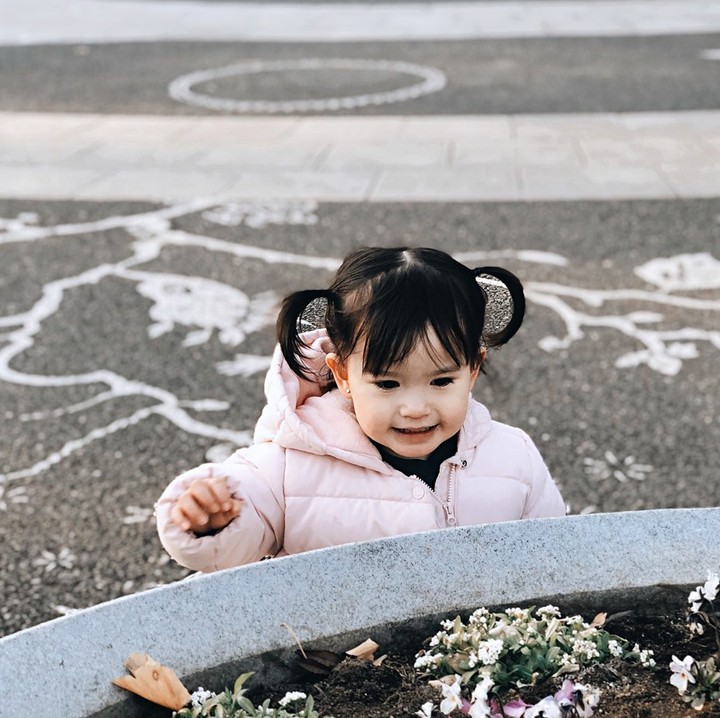 <p>Meski sempat batuk dan pilek waktu baru datang, Alita nggak kehilangan keceriaan main di Yoyogi Park. (Foto: Instagram @alicenorin)</p>