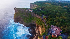 Santai di Bibir Tebing Uluwatu