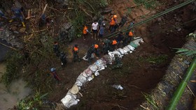 Longsor di Kabupaten Bandung, Jalur ke Desa Cilame Putus