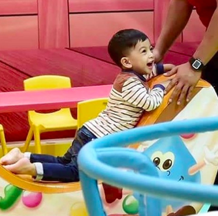 <p>Ssst! Ada yang sumringah nih saat bermain. Ayo, siapa mau ikut Jan Ethes main? (Foto: Instagram/ @janethes_story)</p>
