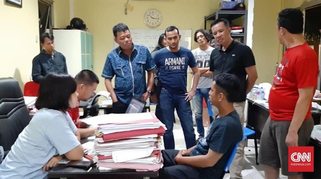 Asri, pria pelaku pembunuhan terhadap Inah Antimurti di Sumatera Selatan menyerahkan diri ke polisi. Dia mengaku dihantui rasa bersalah.