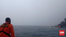 Evakuasi 23 Korban Kapal Terbakar Terkendala Hujan dan Ombak