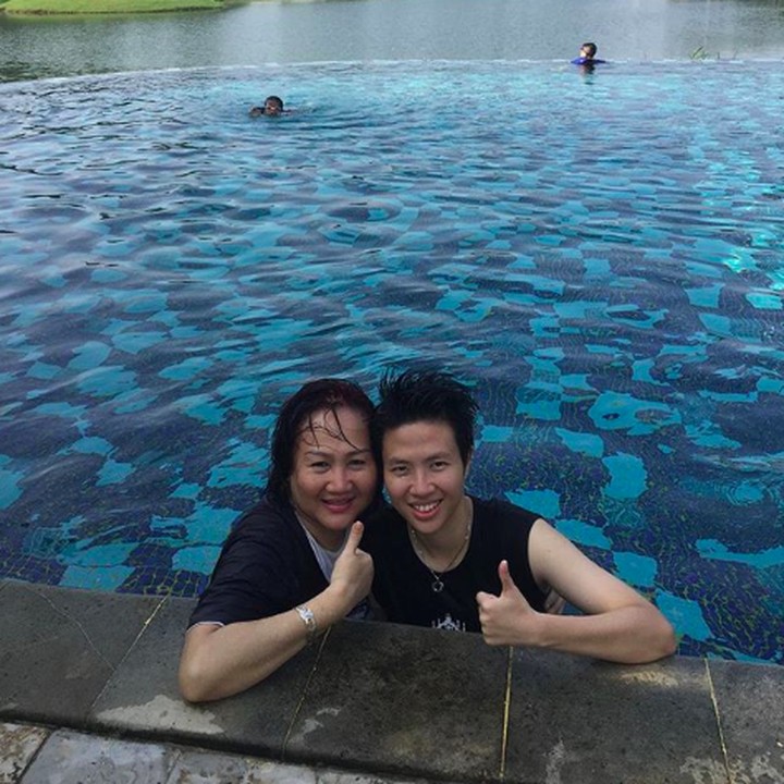 <p>Sang mama juga menjadi patner yang asyik kala olahraga lain. Kali ini, Butet berenang berdua bersama mamanya. (Foto: Instagram @natsirliliyana) </p>