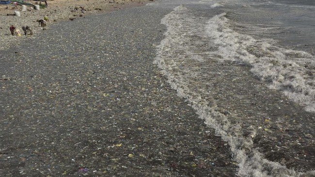 Rekaman video sampah yang berserakan di Perairan Pelabuhan Kusamba, Kabupaten Klungkung, Bali, menjadi viral di media sosial, Selasa (9/11).
