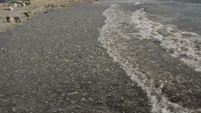 Sampah-sampah Berserakan di Perairan Kusamba Bali Viral Rekaman video sampah yang berserakan di Perairan Pelabuhan Kusamba, Kabupaten Klungkung, Bali, menjadi viral di media sosial, Selasa (9/11).