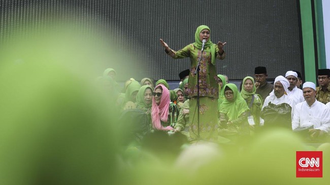 Ketua Umum Muslimat NU Khofifah Indar Parawansa menyatakan perlu ada definisi yang didialogkan agar tidak ada dikotomi jilbab di kalangan muslimat NU.