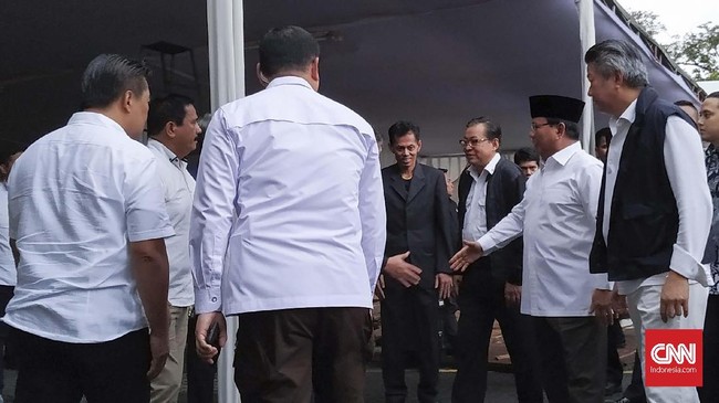 Prabowo Subianto dan Sandiaga Uno melayat mendiang pendiri Sinar Mas Group, Eka Tjipta Widjaja di Rumah Duka RSPAD Gatot Subroto, Jakarta Pusat, Minggu (27/1).