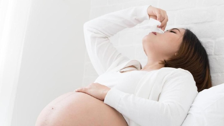 Bunda, pernah mengalami mimisan saat hamil? Simak cara menangani yang benar agar tidak berbahaya yuk.