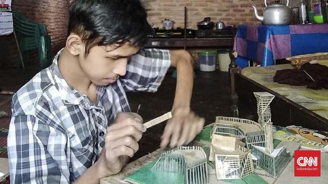 Penyandang disabilitas paraplegi asal Lampung, Aziz Hermawan bercita-cita menjadi arsitek agar bisa membangun hunian ramah difabel.