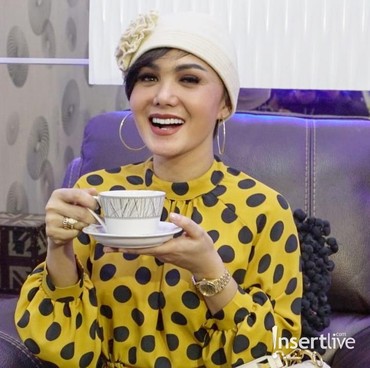 Cara Elegan Yuni Shara Tolak Pelukan Penggemar