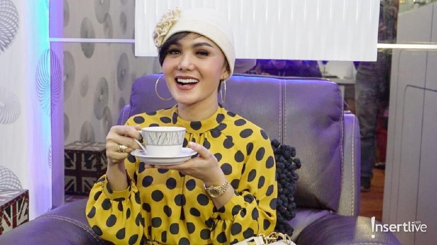 Yuni Shara punya kecintaan sendiri pada kopi yang membuatnya ketagihan.