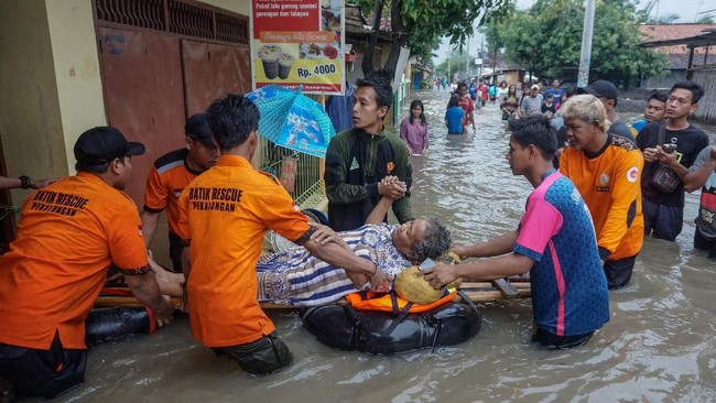 Warga Batang dan Pekalongan yang rumahnya terendam banjir diimbau untuk mengungsi ke lokasi yang aman karena curah hujan diperkirakan masih cukup tinggi.